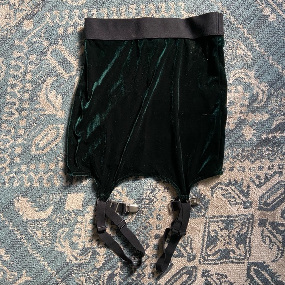 NWT Killstar Cassandra emerald green velvet miniskirt with garter size small - Picture 6 of 7